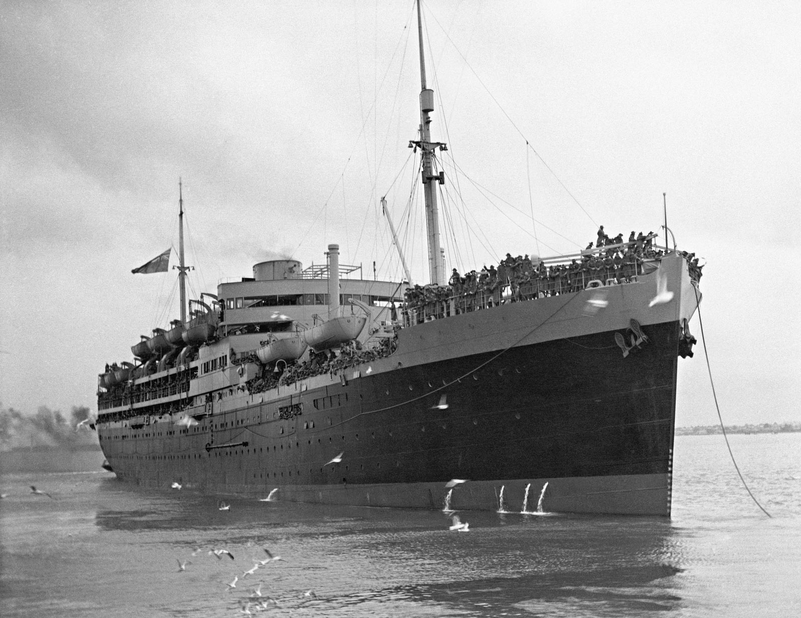 <p>HMT <em>Dunera</em>, Melbourne, 1940</p>
